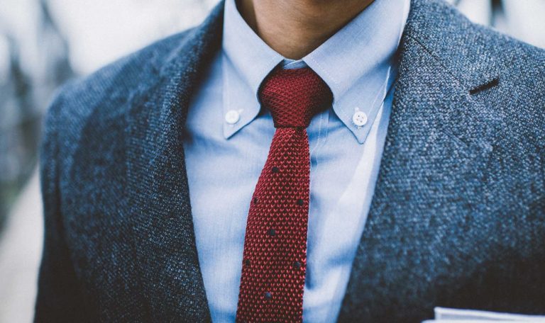 Porque hay camisas que tienen botones bajo el cuello