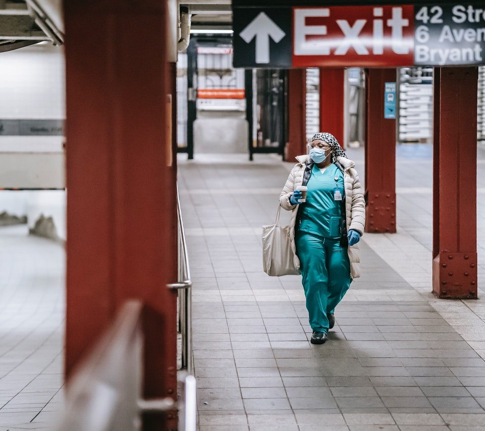 enfermera en el metro