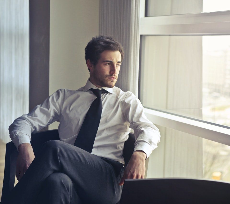 persona en la ventana