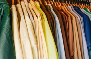 clóset con camisas de colores