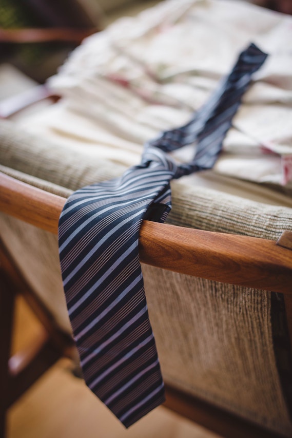 corbata en la cama
