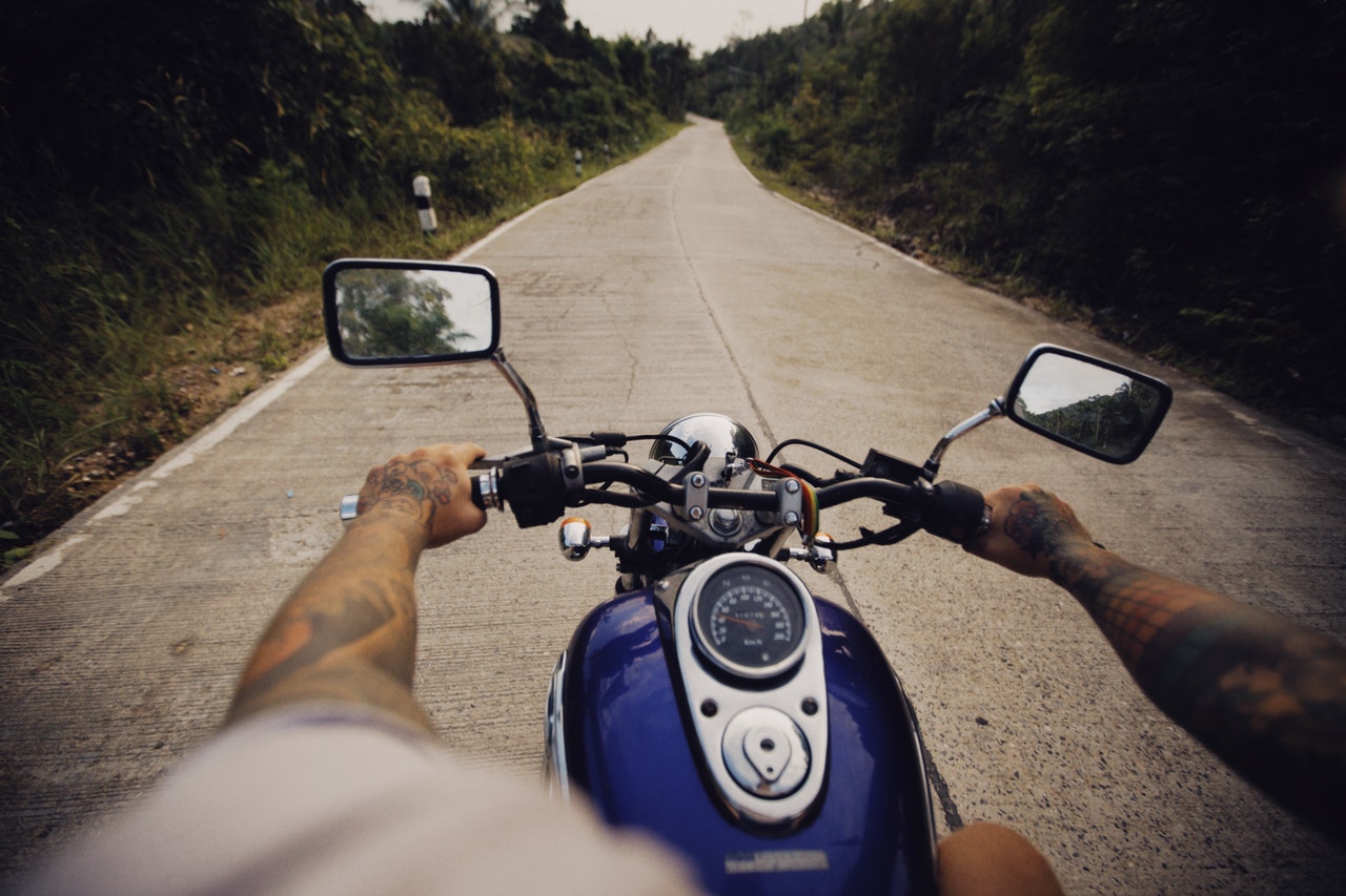 punto de vista manejando moto