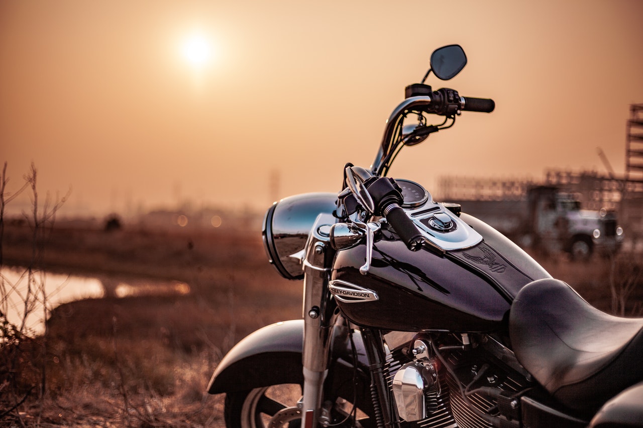 moto bajo el sol