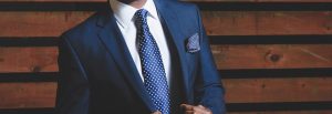 Camisas blancas debajo de traje azul
