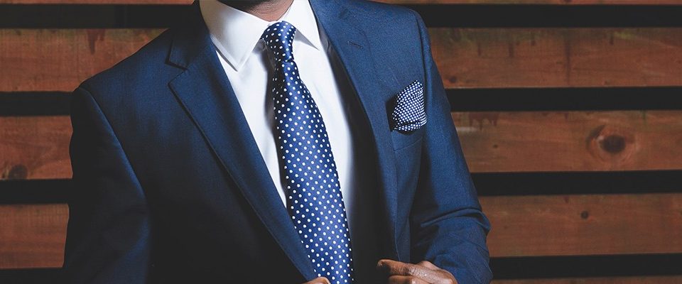 Camisas blancas debajo de traje azul