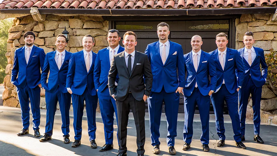 Hombres con trajes azules