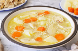 sopa de fideo con pollo