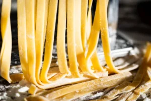 Pasta fresca cocinando